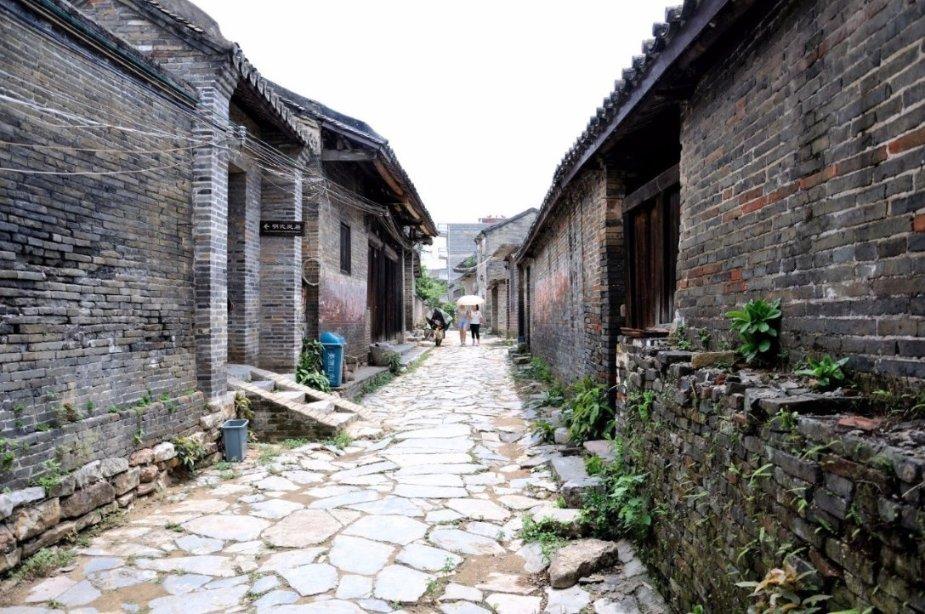 在你20多岁的时候，存钱买房还是存钱养老更重要呢？游戏画面